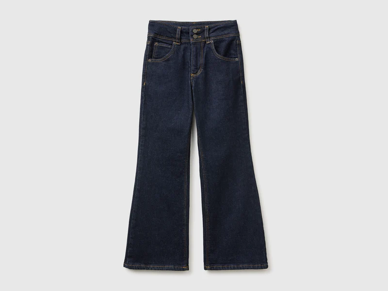 Dunkelblaue Schlagjeans
