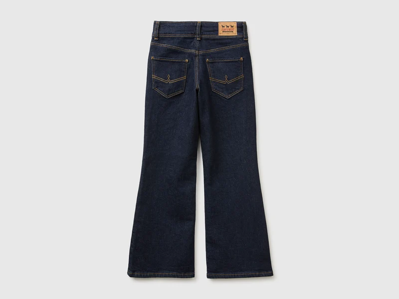 Dunkelblaue Schlagjeans