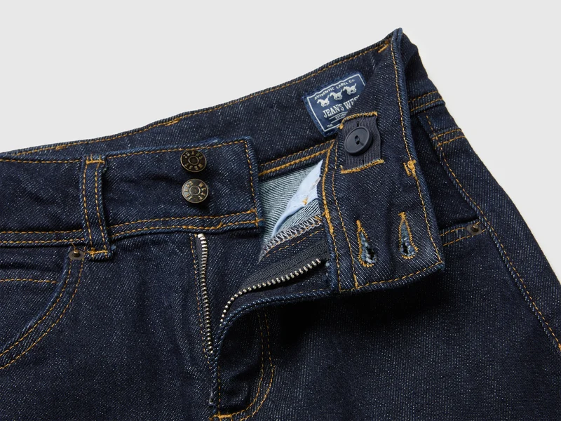 Dunkelblaue Schlagjeans