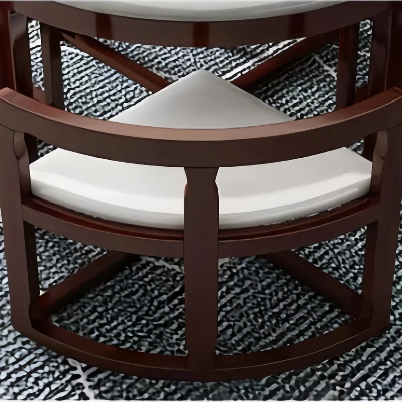 Rundes Essgruppen-Set aus Massivholz mit 4 Stühlen, bestehend aus einem Tisch und einem Satztisch.