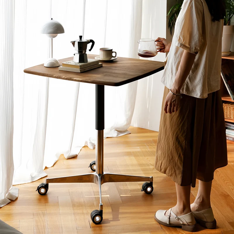 Höhenverstellbarer Couchtisch aus Massivholz mit Universalrollen