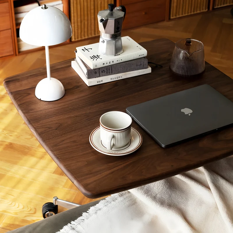 Höhenverstellbarer Couchtisch aus Massivholz mit Universalrollen