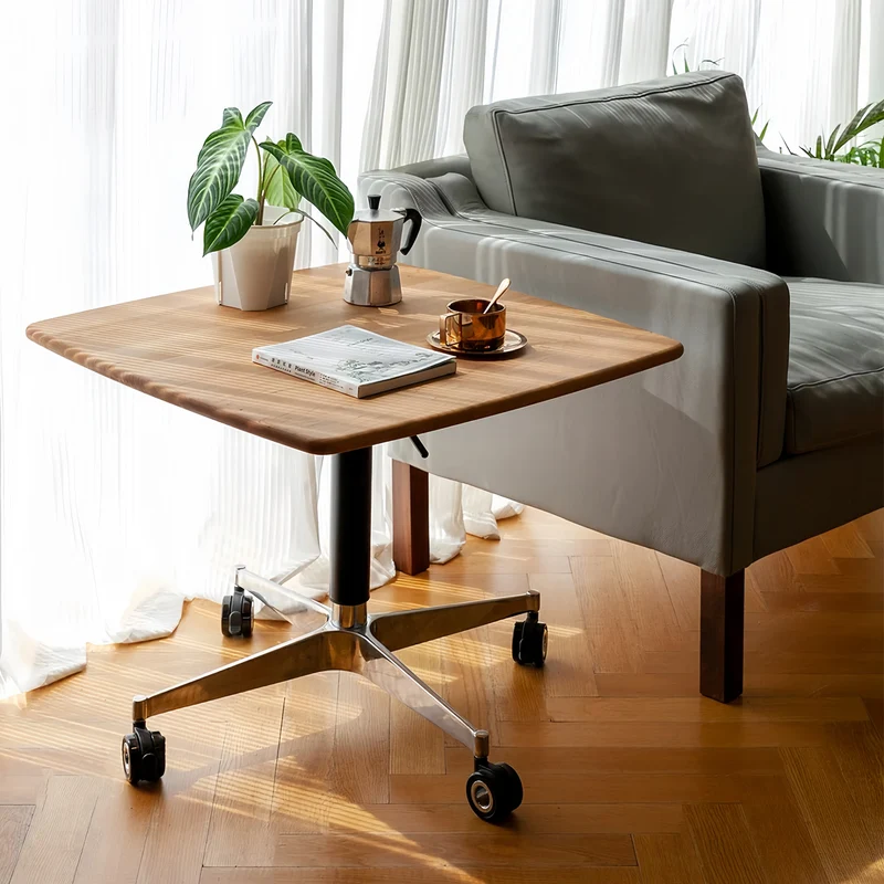 Höhenverstellbarer Couchtisch aus Massivholz mit Universalrollen