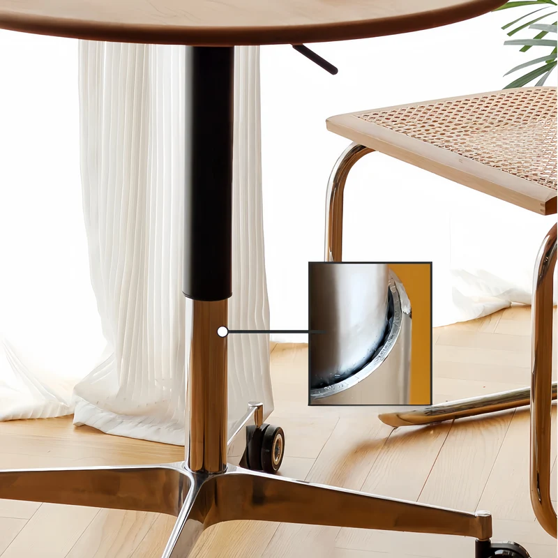 Höhenverstellbarer Couchtisch aus Massivholz mit Universalrollen