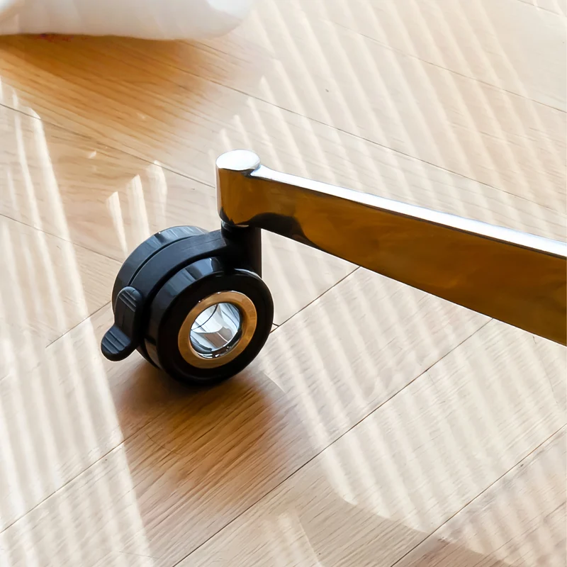 Höhenverstellbarer Couchtisch aus Massivholz mit Universalrollen