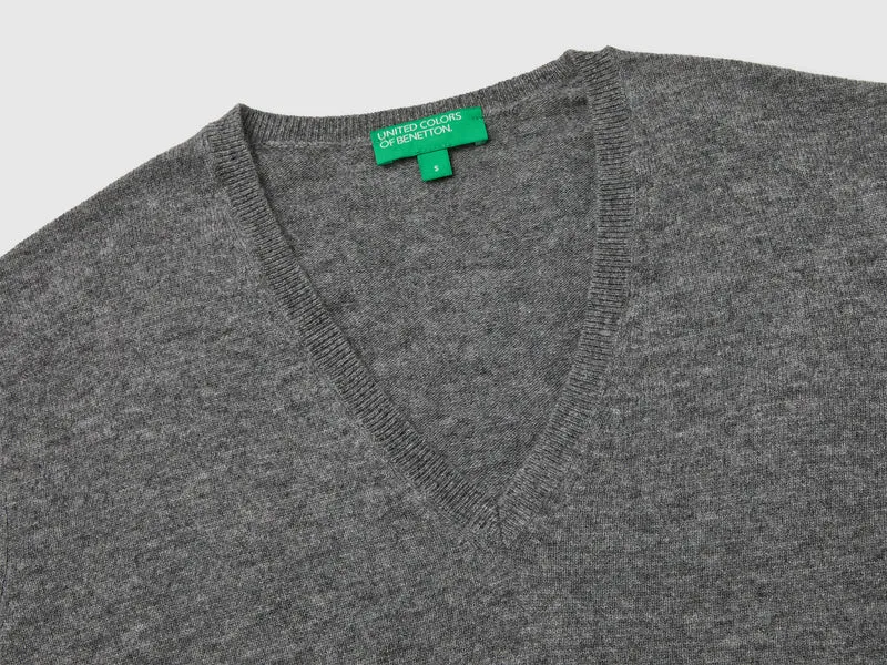 Grauer V-Ausschnitt-Pullover aus reiner Merinowolle