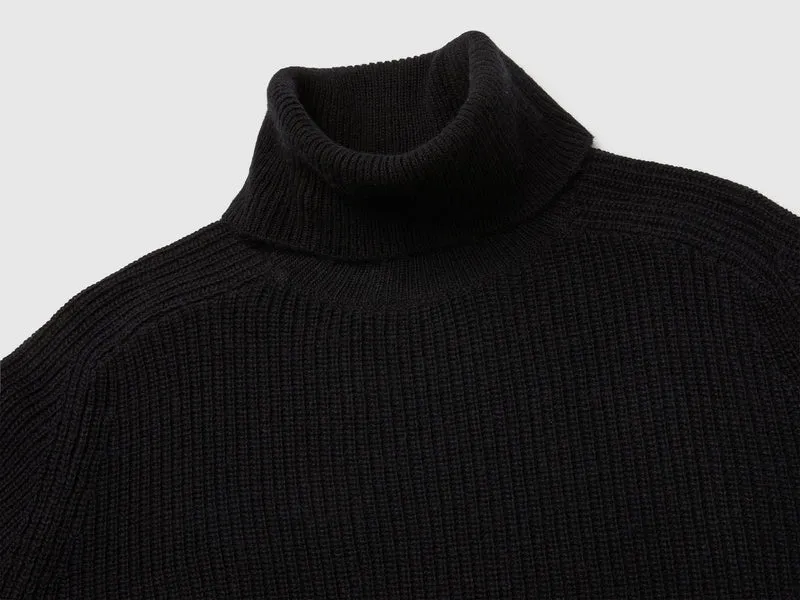 Kleid mit hohem Kragen aus Wollmischstrick