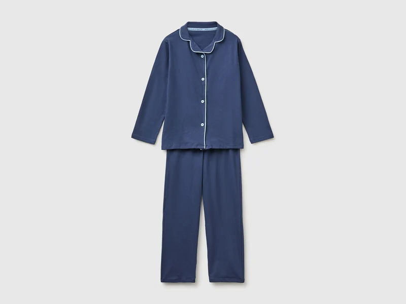 Blauer offener Pyjama