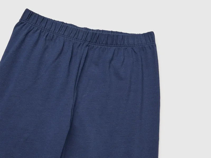Blauer offener Pyjama