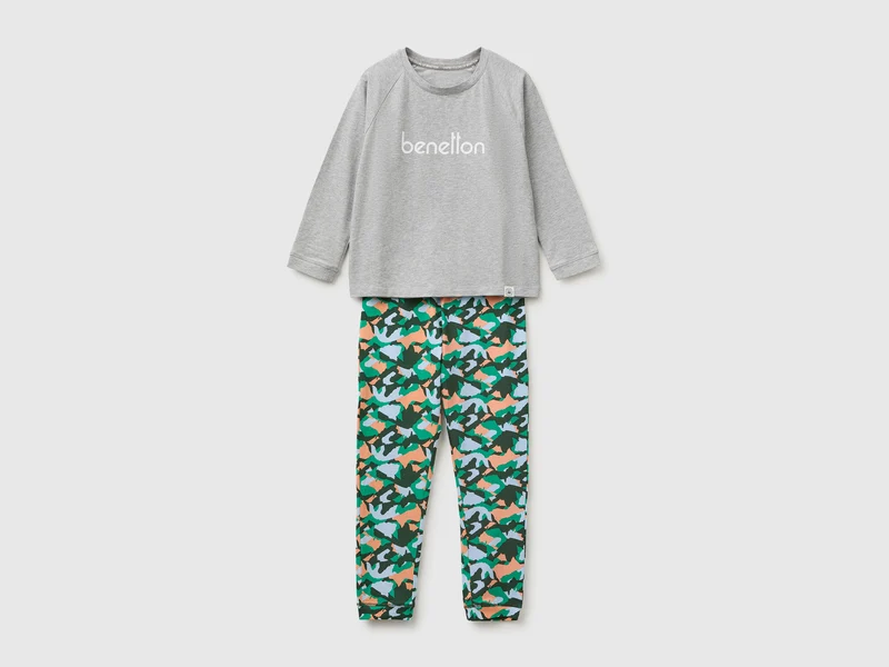 Pyjama mit Logo und gemusterte Hose
