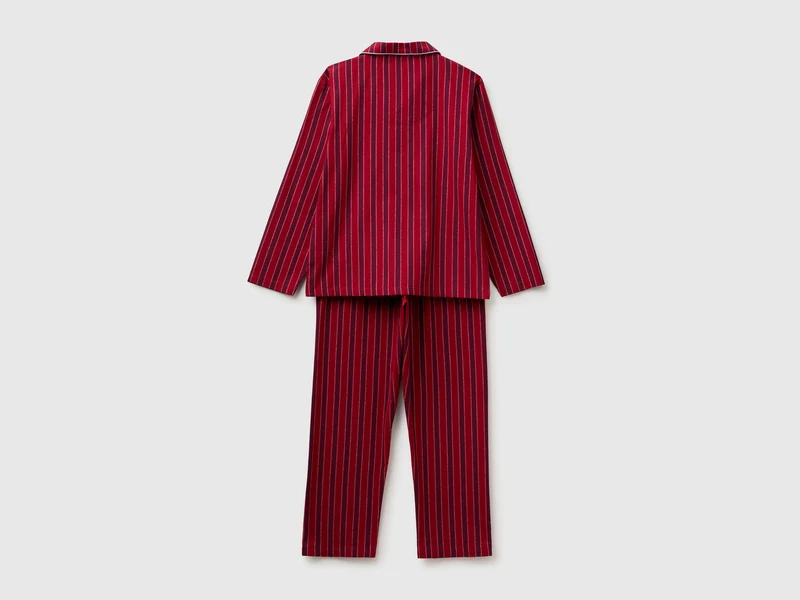 Gestreifter Flanellpyjama mit offenem Mund