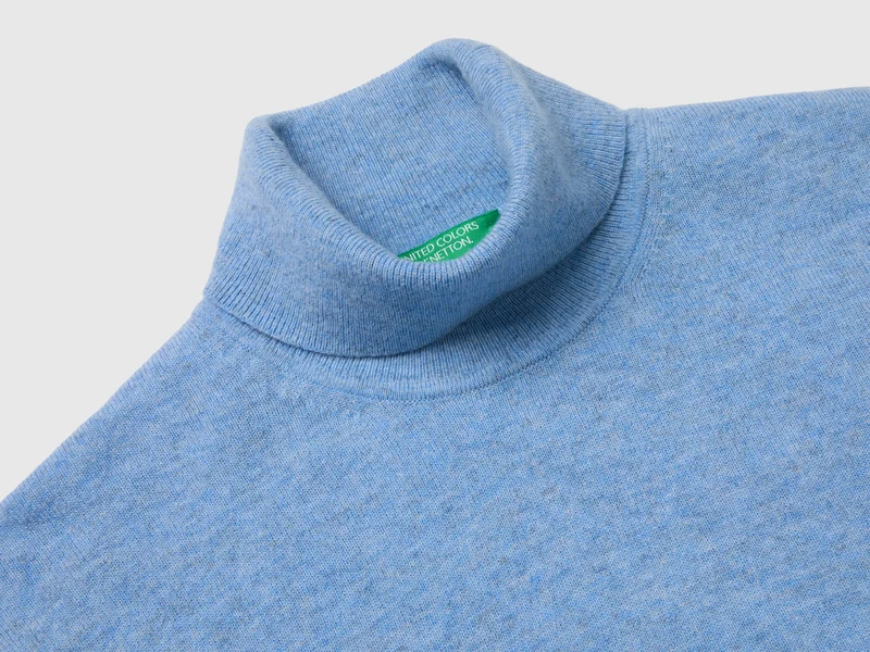 Hellblauer Rollkragenpullover aus reiner Merinowolle