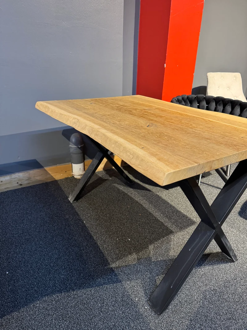 Esstisch Tisch +Eiche +Vollmassiv +Metallgestell +Ausstellungsstück