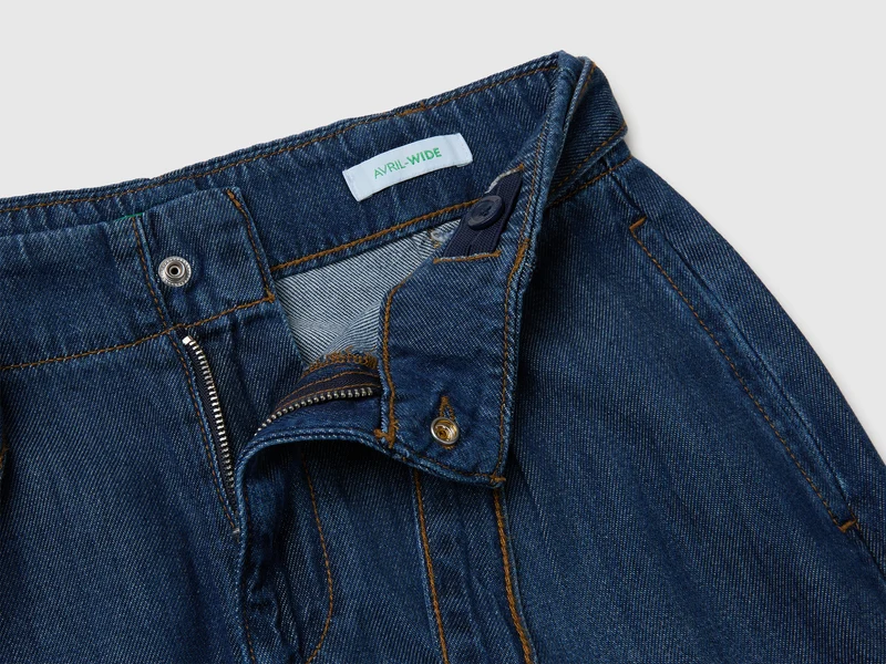 Weit geschnittene Jeans mit Gürtel