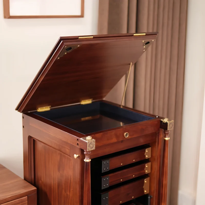 Vertikaler Schmuckschrank „Eastlake“ aus massivem Walnussholz mit rollbarem Holzvorhang