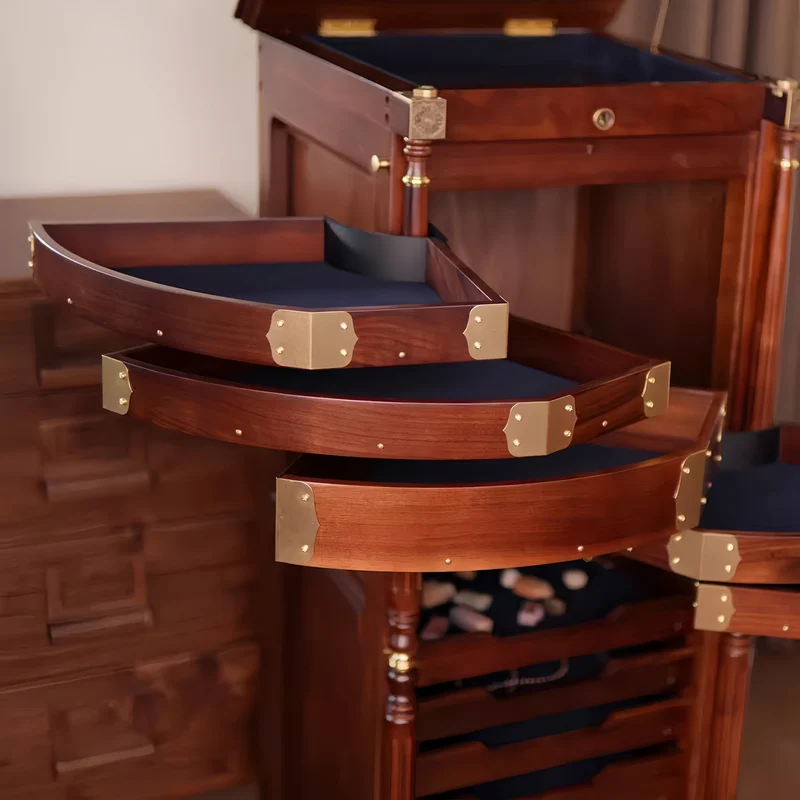 Vertikaler Schmuckschrank „Eastlake“ aus massivem Walnussholz mit rollbarem Holzvorhang