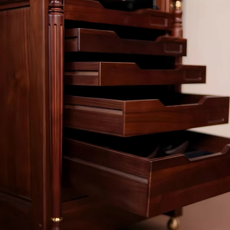 Vertikaler Schmuckschrank „Eastlake“ aus massivem Walnussholz mit rollbarem Holzvorhang