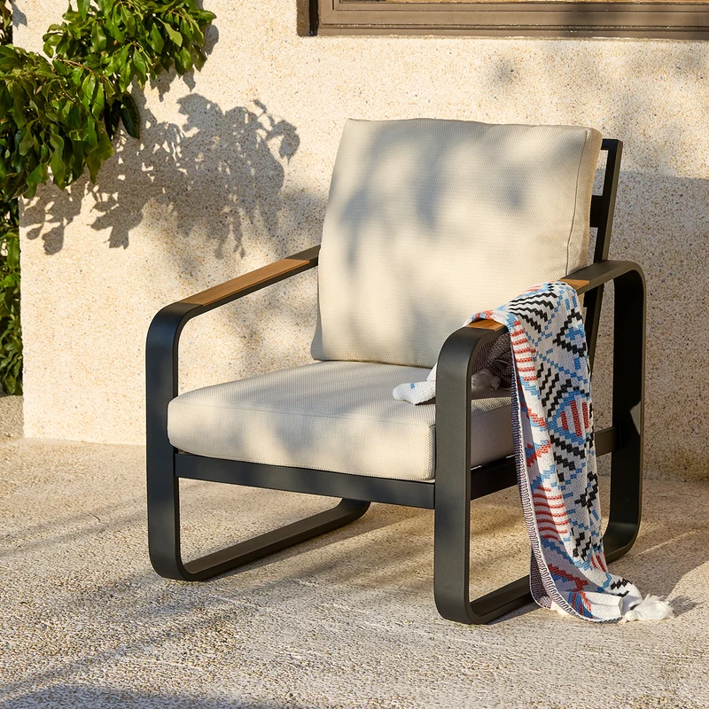 Tribesigns Gartensofa mit Kissen, Balkonstuhl mit Metallgestell & Holzarmlehnen, Outdoor Sessel für Terrasse & Garten