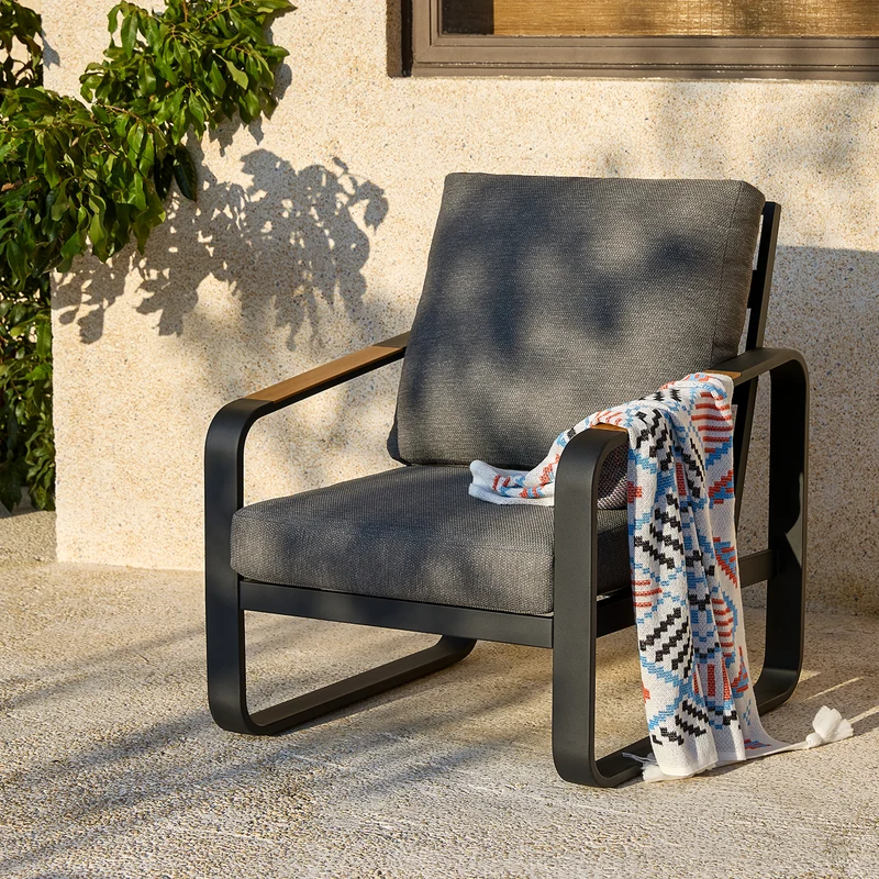 Tribesigns Gartensofa mit Kissen, Balkonstuhl mit Metallgestell & Holzarmlehnen, Outdoor Sessel für Terrasse & Garten
