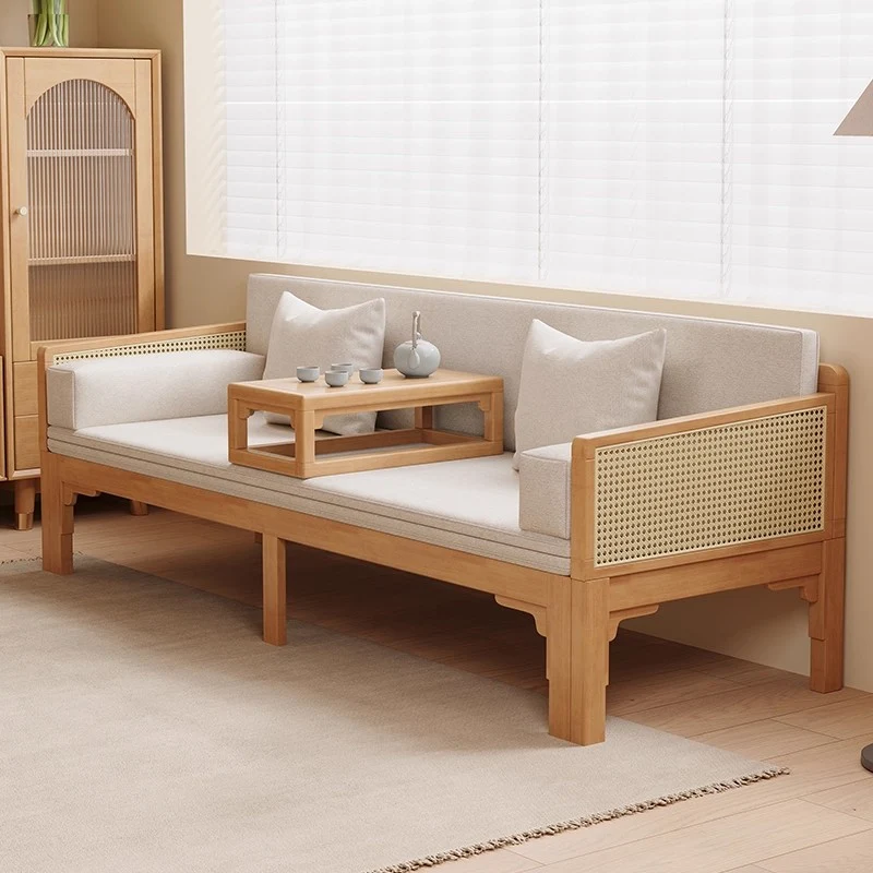 Ausziehbares Arhat-Schlafsofa mit Massivholzrahmen, Rattan-Geflecht an den Armlehnen.