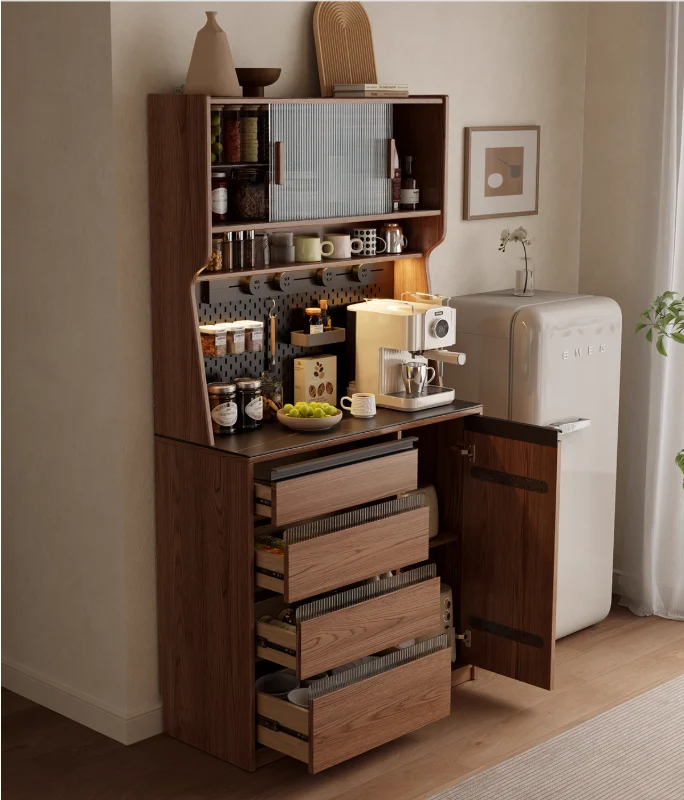 Kaffeebarschrank aus Massivholz mit Stecktafel-Organizer und reichlich Stauraum