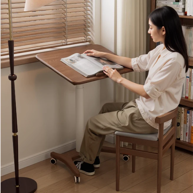Anhebbarer und verstellbarer Laptop-Schreibtisch aus Massivholz mit Universalrädern