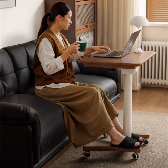 Anhebbarer und verstellbarer Laptop-Schreibtisch aus Massivholz mit Universalrädern