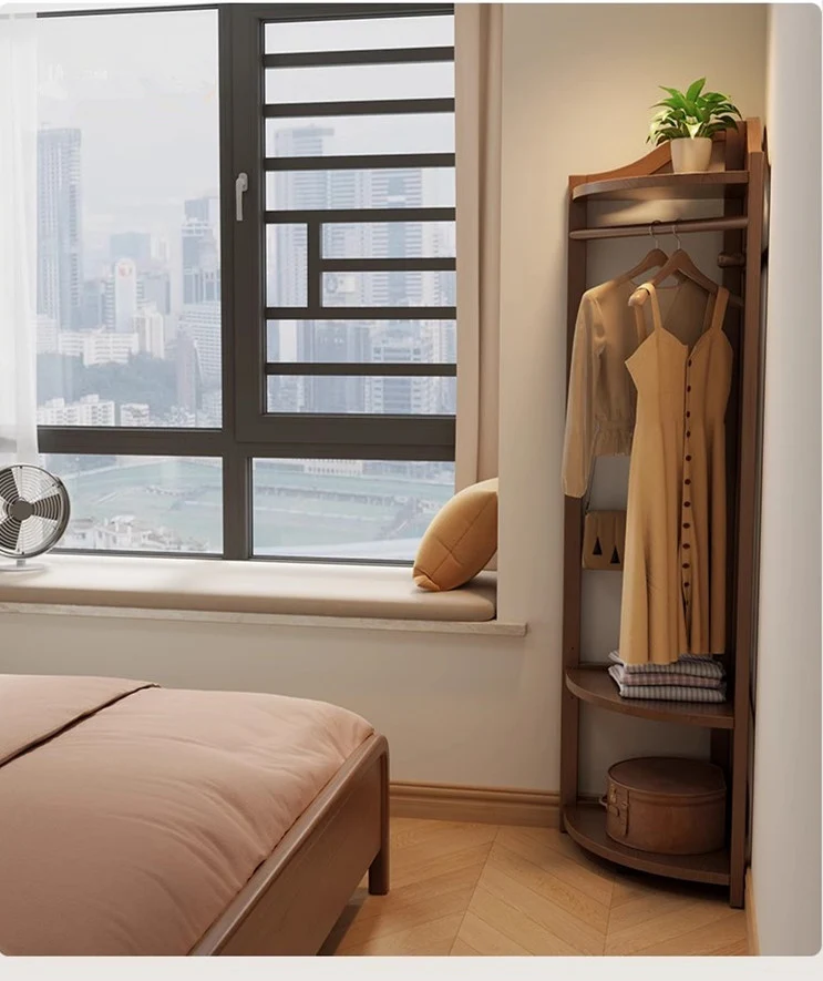 Eckgarderobe aus Massivholz mit verstellbarem Regal