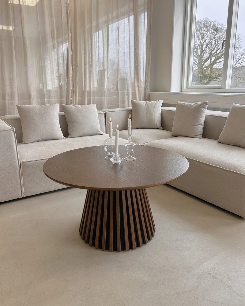 Lewis Lamellen-Couchtisch Ø90 cm aus geräucherter Eichenfurnier