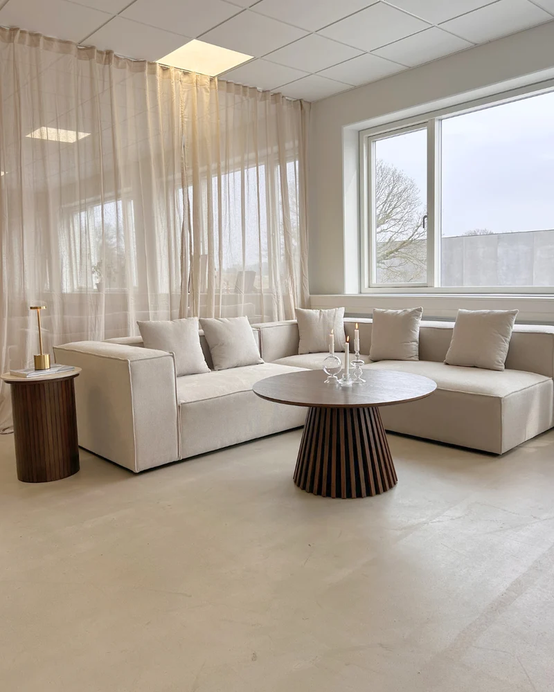Lewis Lamellen-Couchtisch Ø90 cm aus geräucherter Eichenfurnier