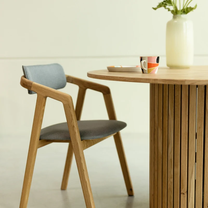 2er- oder 4er-Set gepolsterte Esszimmerstühle aus massiver Eiche „Soho“ | NordicStory