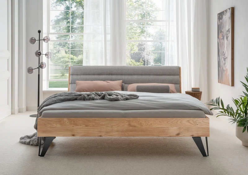 Bett +Massivholz + Metallfüße +180x200cm +Kopfteil gepolstert