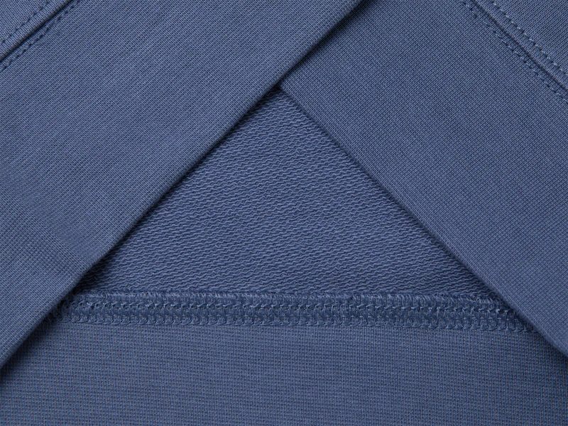 Geschlossenes Sweatshirt mit Logoaufnäher