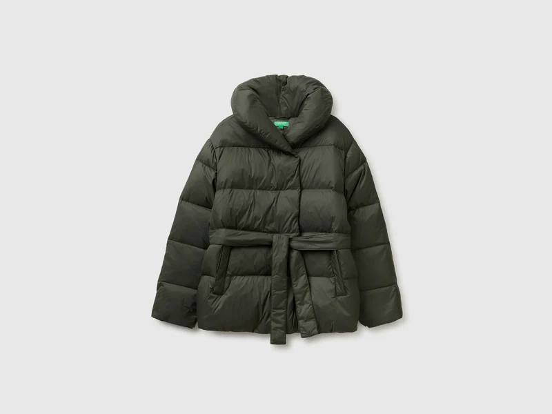 Kurze Daunenjacke mit Gürtel