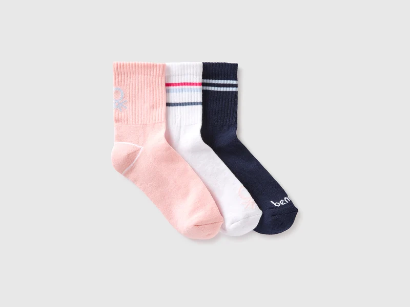 Drei Socken mit Logo und Streifen