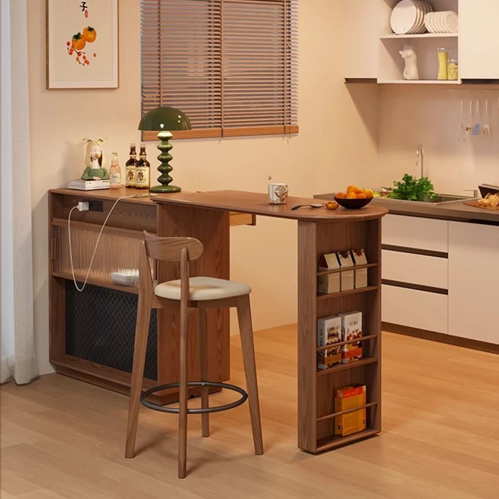 Um 360 Grad drehbarer Bartisch mit Schrank und Hockern