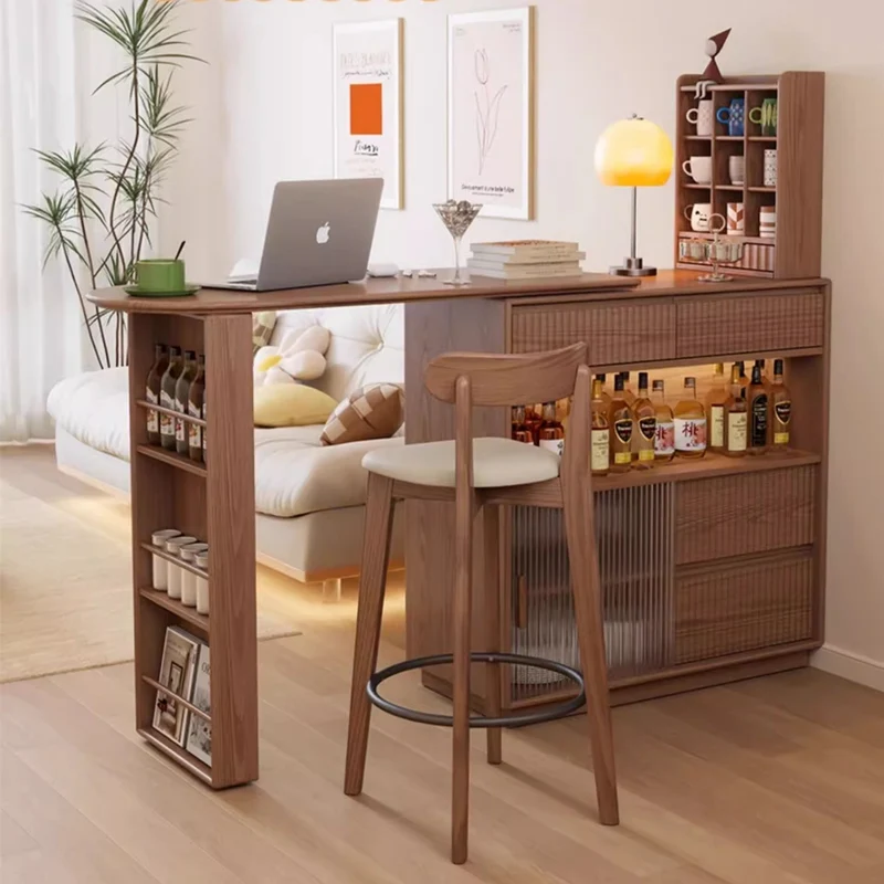 Um 360 Grad drehbarer Bartisch mit Schrank und Hockern