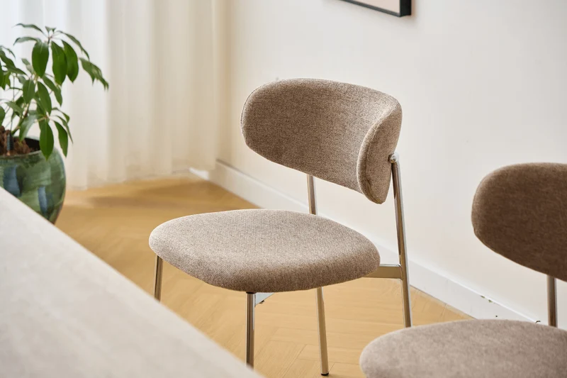 Lucinda Esstischstuhl in Chrome mit Textil in Sand