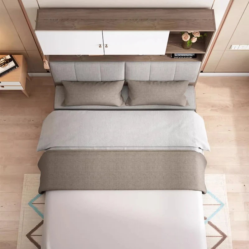 Schlafsofa mit Stauraum darunter und Bücherregal