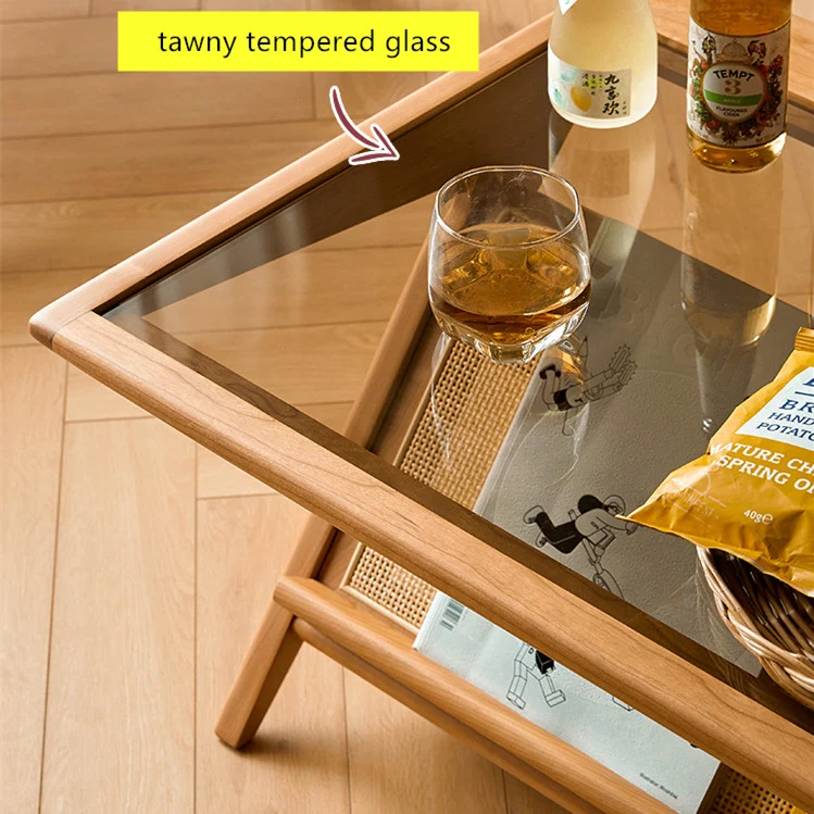 Rechteckiger Couchtisch aus massivem Holz mit gelbbrauner Tischplatte aus gehärtetem Glas und Stauraum