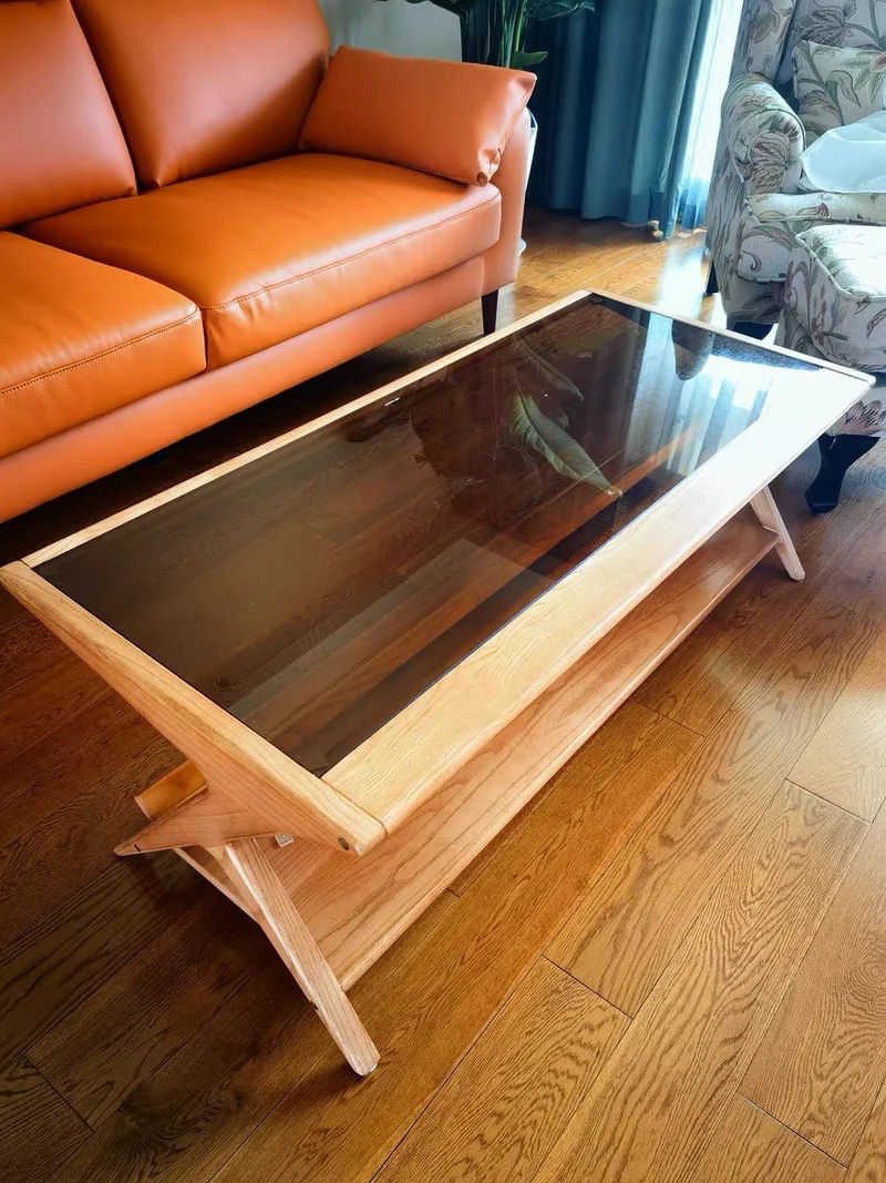 Rechteckiger Couchtisch aus massivem Holz mit gelbbrauner Tischplatte aus gehärtetem Glas und Stauraum