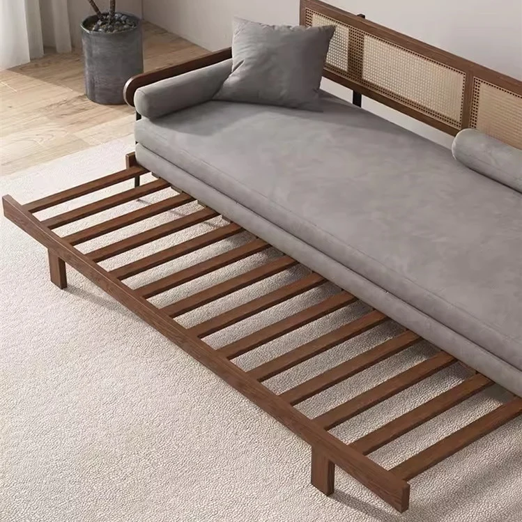 Japandi-Sofabett aus massivem Holz mit Rattan-Rückenstütze