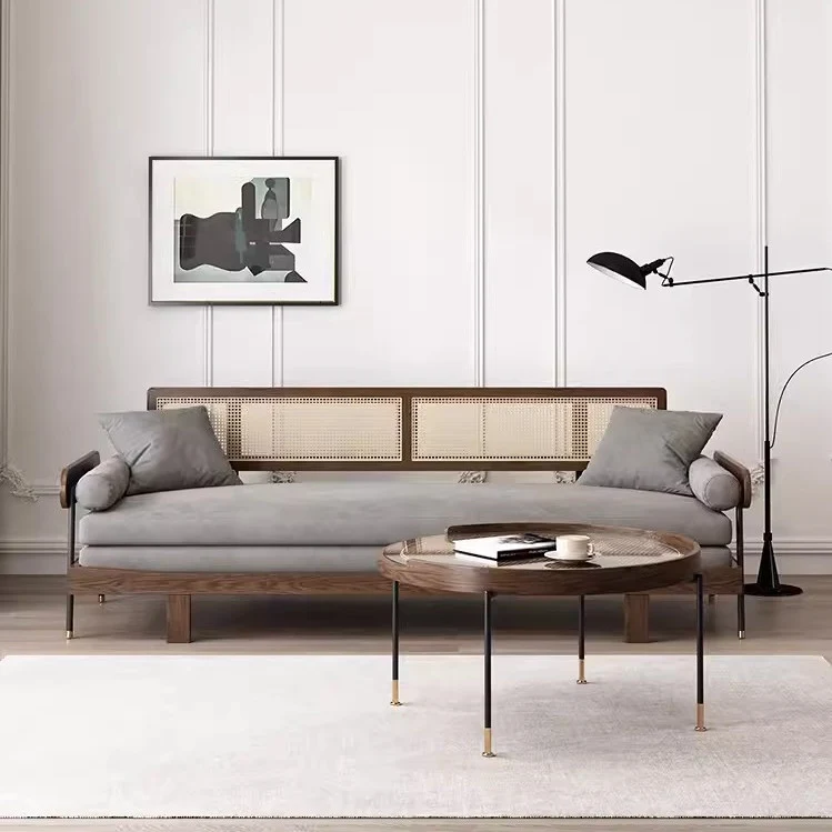 Japandi-Sofabett aus massivem Holz mit Rattan-Rückenstütze