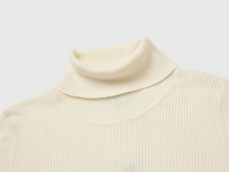 Rollkragenpullover aus einem Seiden-Woll-Gemisch mit Rippmuster