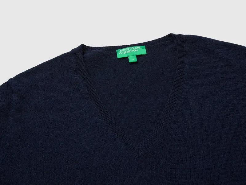 Blauer V-Ausschnitt-Pullover aus reiner Merinowolle