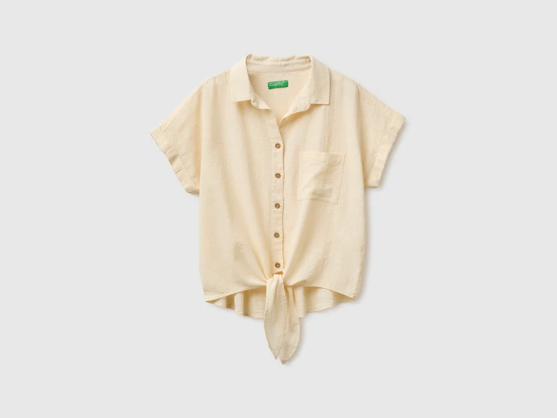 Bluse mit Knoten