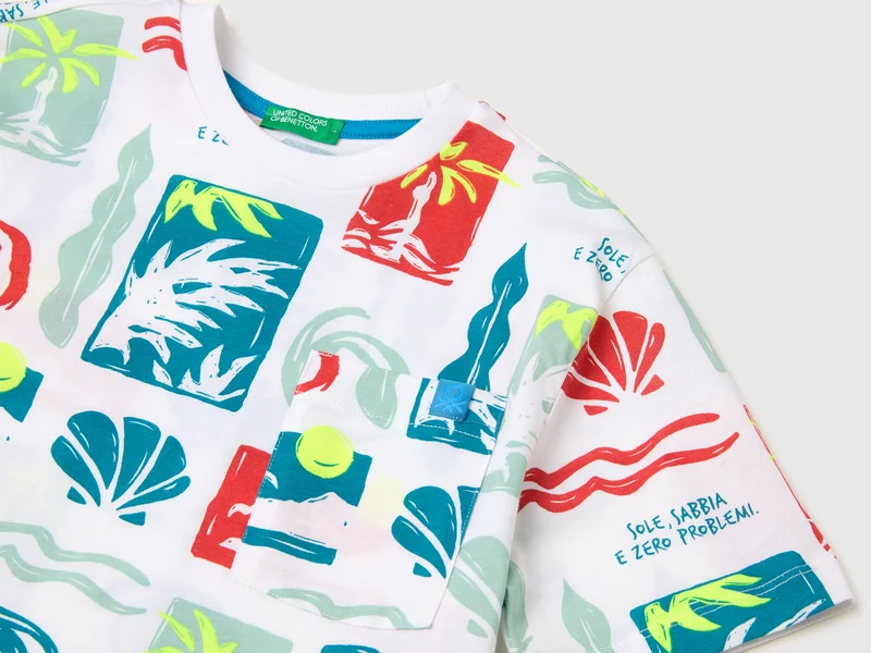 Bedrucktes T-Shirt mit Tasche