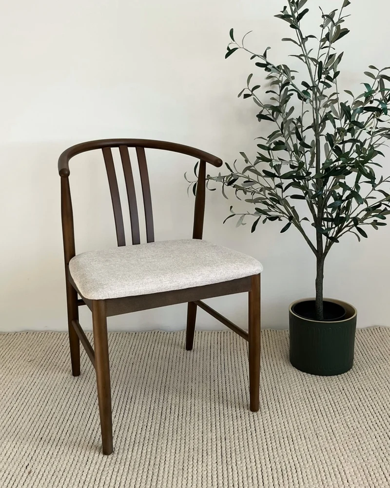 Lizzie Esszimmerstuhl aus geräucherter Buche mit gepolstertem Sitz in Beige