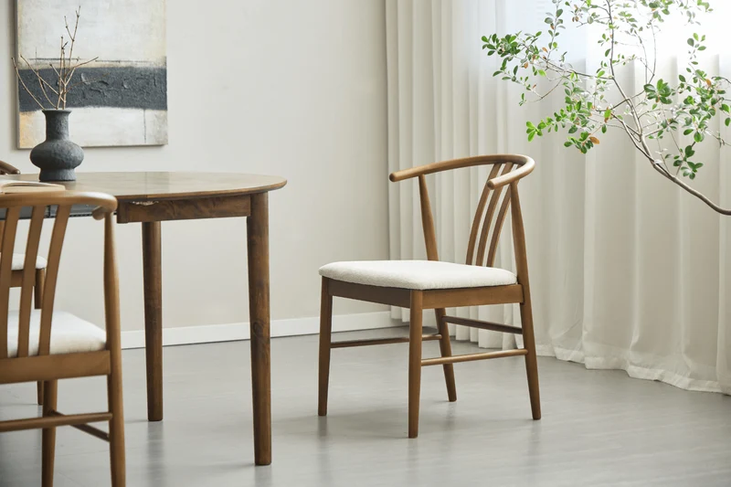 Lizzie Esszimmerstuhl aus geräucherter Buche mit gepolstertem Sitz in Beige