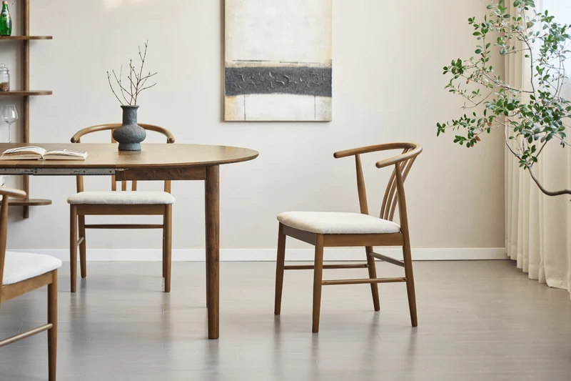 Lizzie Esszimmerstuhl aus geräucherter Buche mit gepolstertem Sitz in Beige